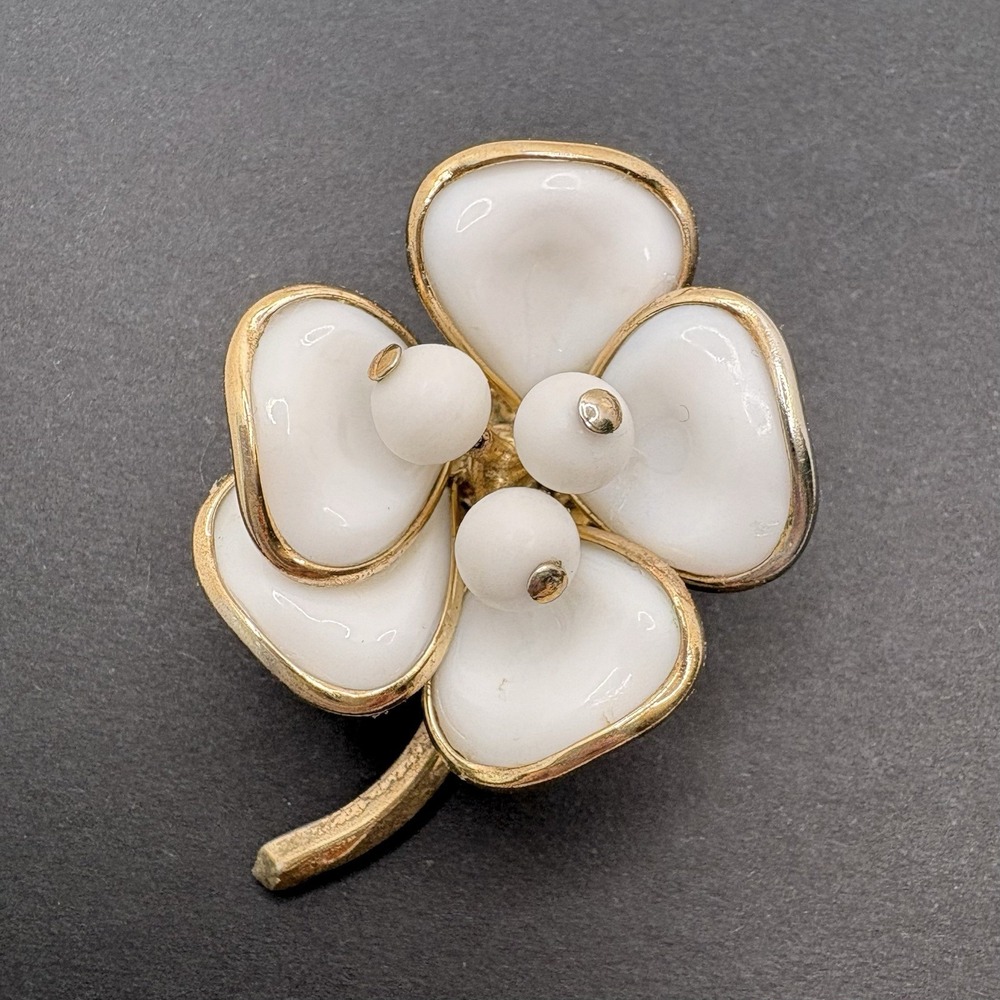 Vintage Crown Trifari Floral Flower Poured Milk Glass Brooch White Gold Tone